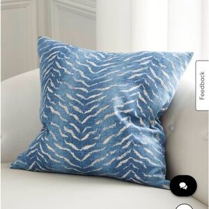 2 PILLOWS D.V. KAP Home
Ruolan Animal-Print Pillow